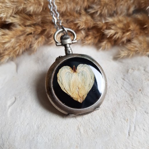 Pendentif montre Gousset véritable, avec fleur séchée de Coeur de Marie.