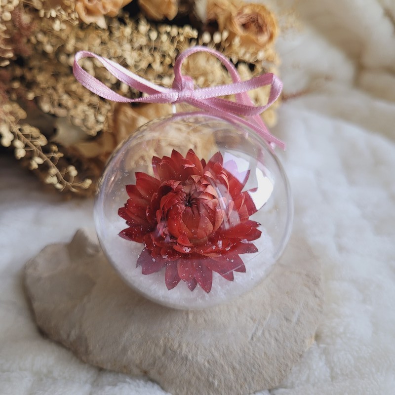 Boule de Noël fleur séchée d'Immortelle rouge. Boule de Noël fleurs séchées.