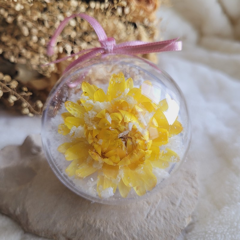 Boule de Noël fleur séchée d'Immortelle jaune. Boule de Noël fleurs