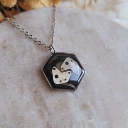 Pendentif hexagone en résine et pièces détachées de montre. Collier steampunk