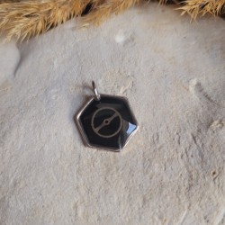 Pendentif hexagone en résine et pièces détachées de montre. Collier engrenages steampunk.