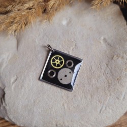 Pendentif carré en résine et pièces détachées de montre. Collier steampunk.
