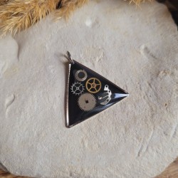 Pendentif triangle en résine et pièces détachées de montre. Collier engrenages steampunk.