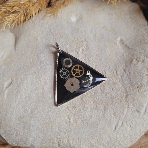 Pendentif triangle en résine et pièces détachées de montre. Collier engrenages steampunk.