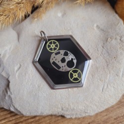 Pendentif hexagone en résine et pièces détachées de montre. Collier engrenages steampunk.
