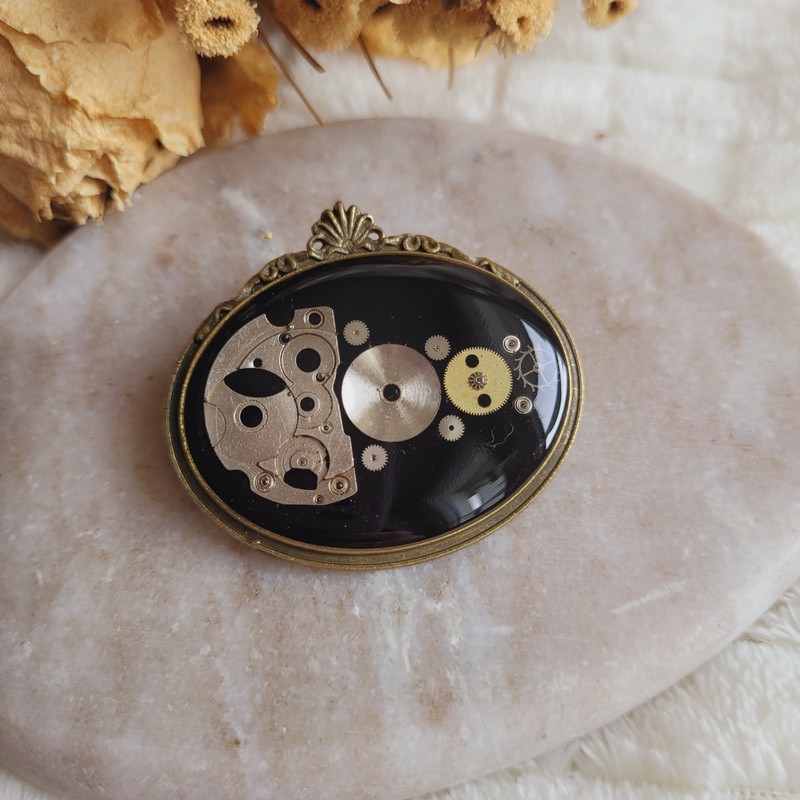 Broche vintage steampunk avec pièces détachées de montre.