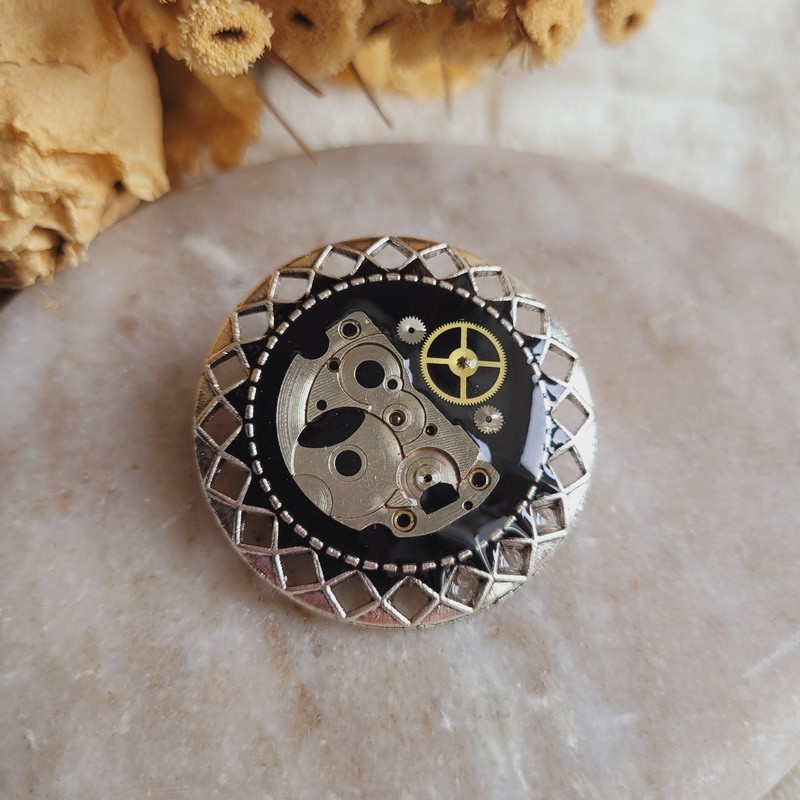 Broche vintage steampunk avec pièces détachées de montre.