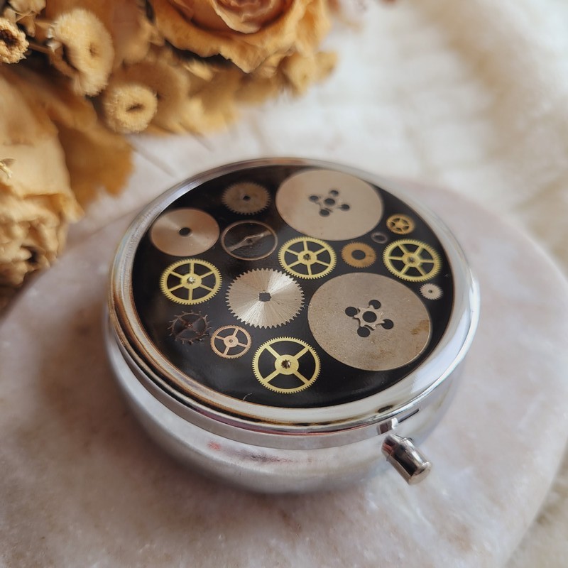 Pilulier  compartiment pour ranger vos médicaments ou bijoux. Piluliers de style steampunk avec pièces détachées de montre.
