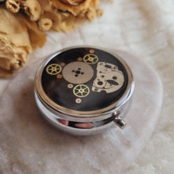 Pilulier  compartiment pour ranger vos médicaments ou bijoux. Piluliers de style steampunk avec pièces détachées de montre.