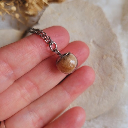 Collier souvenir sphère en verre de 1.4 cm. Collier souvenir mèche de cheveux, poils d'animaux, plumes, crins...