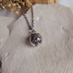 Collier souvenir sphère en verre de 1.4 cm. Collier souvenir mèche de cheveux, poils d'animaux, plumes, crins...