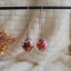 Boucles d'oreilles sphère en verre et fleurs séchées d'Immortelle.