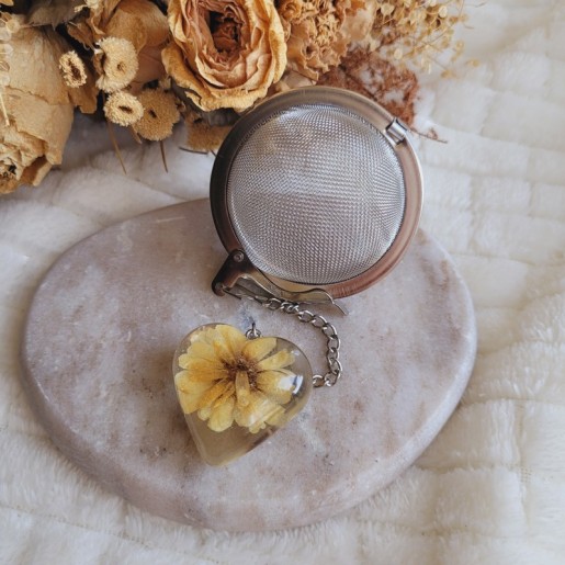 Boule à thé pendentif coeur fleur séchée de Chrysanthème