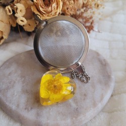 Boule à thé pendentif coeur fleur séchée de Bouton d'Or