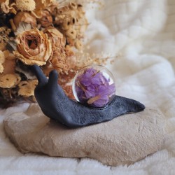 MAORA escargot en résine, sphère en verre et fleurs séchées de Statices violets.