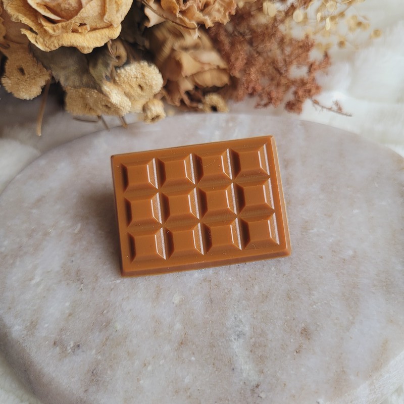 Pin's tablette de chocolat dulcey en résine. Pin's gourmand en résine.