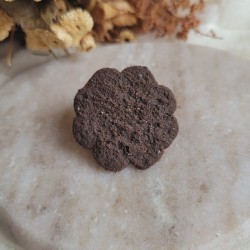 Pin's biscuit sablé fleur au chocolat.