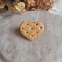 Pin's biscuit coeur.