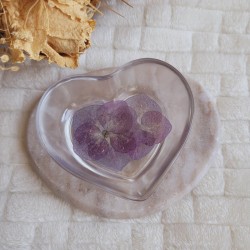 Coupelle vide poche en forme de coeur et fleurs séchées d'Hortensia.