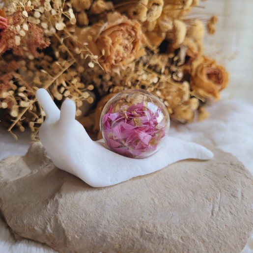 Saori, escargot en résine et fleurs séchées d'Immortelle rose.