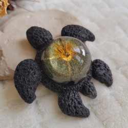 Leïka, tortue en résine et fleur séchée de Pavot de Californie