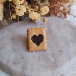 Pin's biscuit coeur au chocolat.