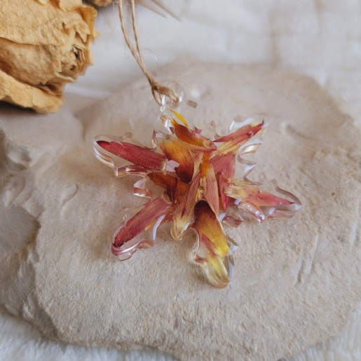 Suspension flocon en résine et fleurs séchées d'Immortelle orange pour embellir votre sapin.