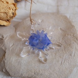 Suspension flocon en résine et fleurs séchées de Bleuets pour embellir votre sapin.