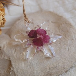 Suspension flocon en résine et fleurs séchées d'Oeillets de Poète pour embellir votre sapin.