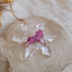 Suspension flocon en résine et fleurs séchées d'Heuchère pour embellir votre sapin.