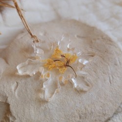 Suspension flocon en résine et fleurs séchées de Muguet pour embellir votre sapin.