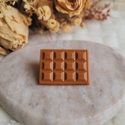 Pin's tablette de chocolat dulcey en résine. Pin's gourmand en résine.