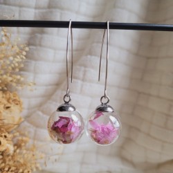 Boucles d'oreilles sphère en verre et fleurs séchées d'Immortelle rose.