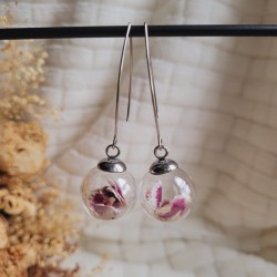 Boucles d'oreilles sphère en verre et fleurs séchées d'Oeillets de Poète.