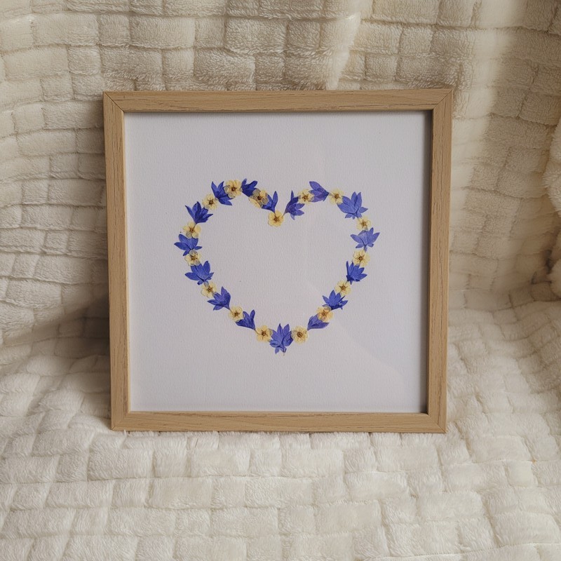 Cadre motif coeur de 20 x 20 cm en bois et fleurs séchées de Bleuets et  Spirée. Cadre fleurs séchées.