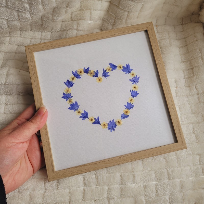 Cadre motif coeur de 20 x 20 cm en bois et fleurs séchées de Bleuets et  Spirée. Cadre fleurs séchées.