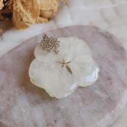 Pendentif fleur séchée d'Hortensia blanc cristallisée.
