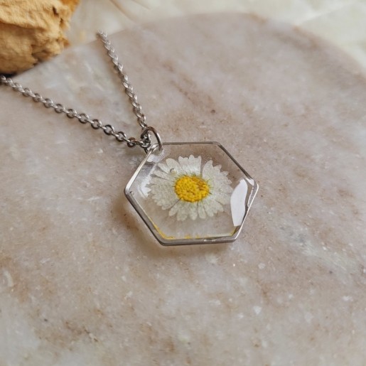 Pendentif hexagone fleur séchée de Pâquerette.