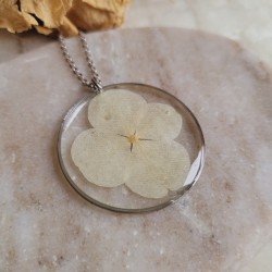 Pendentif cercle fleur séchée d'Hortensia blanc.