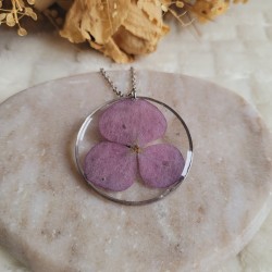 Pendentif cercle fleur séchée d'Hortensia violet.