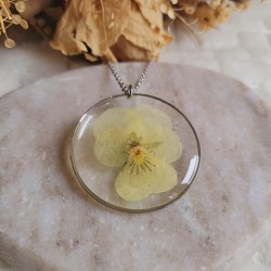 Pendentif cercle fleur séchée de Pensée.