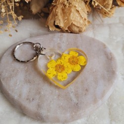 Porte-clé coeur fleurs séchées de Bouton d'Or.