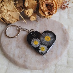 Porte-clé coeur fleurs séchées de Pâquerette