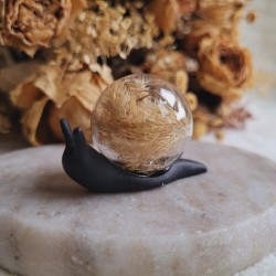 MARTIN, figurine escargot, sphère en verre et fleurs séchées de Roseau.