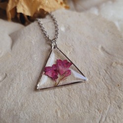 Pendentif triangle fleurs séchées d'Heuchère