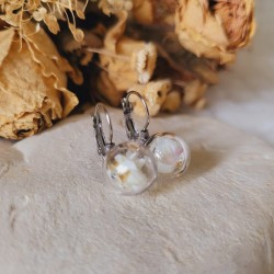 Boucles d'oreilles sphères verre fleurs séchées d'Immortelle blanche