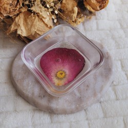 Coupelle vide poche de forme carrée en résine et fleurs séchées de Pétale de Rose et Pâquerette.