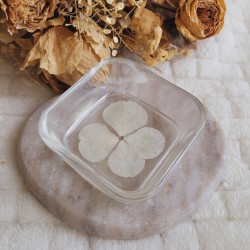 Coupelle vide-poche carrée en résine et fleur séchée d'Hortensia.