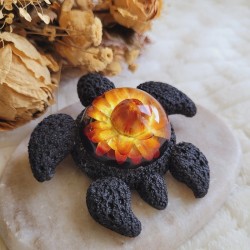 Mareva, tortue en résine et fleur séchée d'Immortelle.