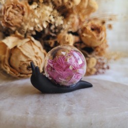 Eïka, figurine escargot, sphère en verre et fleurs séchées de pétales d'Immortelle rose.